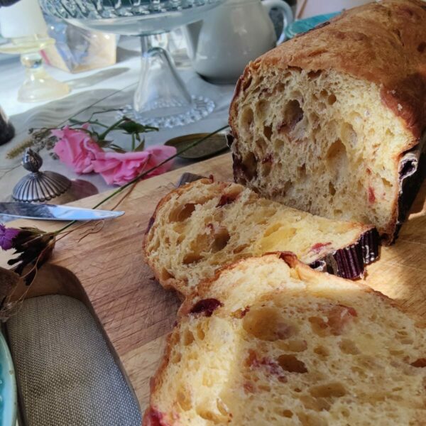 PANETTONE BAULETTO CEREJA E CHOCOLATE BRANCO com suas cores e fragrâncias prontas para ir parar na sua mesa