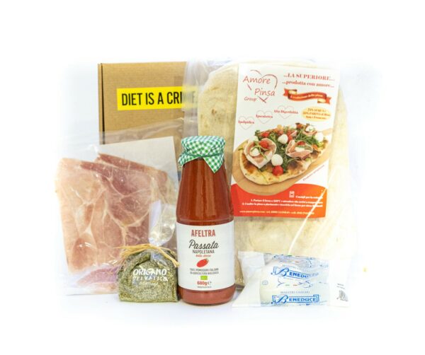 O kit pizza padrinho, com todos os produtos dentro: tomate, mussarela, presunto cozido e orégano