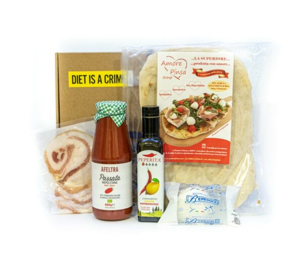 Produtos para preparar a pizza Indiana Jones: Pizza de pão sírio, tomate, mussarela pancetta, óleo de limão,